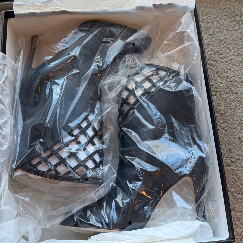 BNIB Gucci Boots - Picture 5 of 7